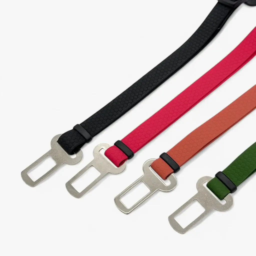 Auto drošības siksnas suņiem dažādās krāsās ar metāla sprādzēm.