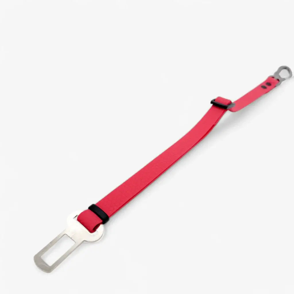 Auto drošības siksna suņiem, sarkana, paredzēta transportēšanai automašīnā un atbilst jaunajiem noteikumiem.