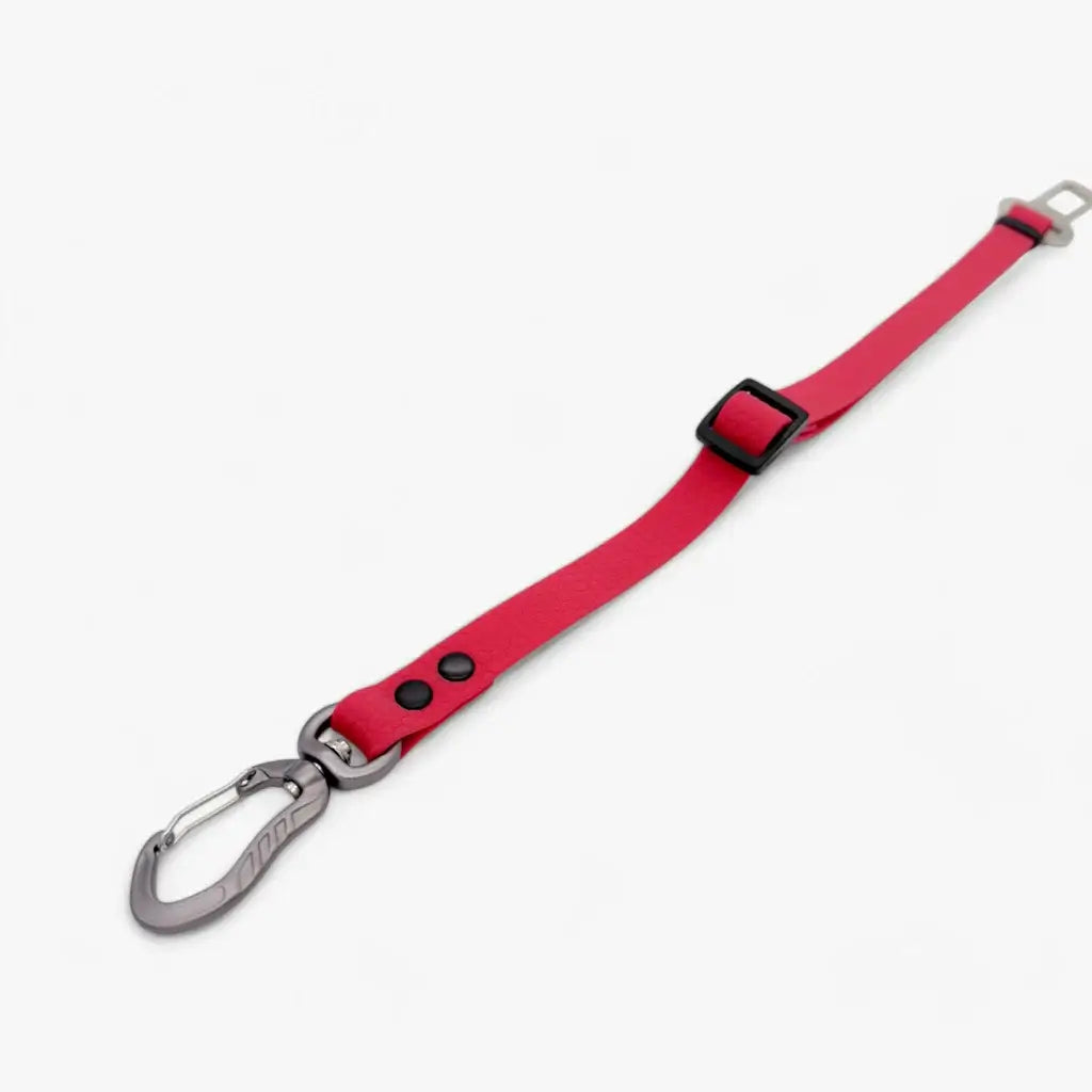 Auto drošības siksna suņiem, sarkanā krāsā ar karabīni, drošai braukšanai automašīnā.