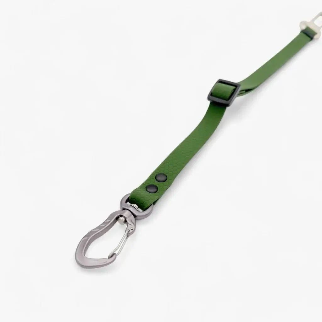 Auto drošības siksna suņiem zaļā krāsā ar metāla sprādzi un regulējamu garumu.